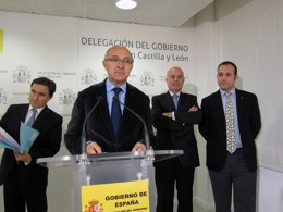 Ruiz Medrano junto con distintos representantes del sector del automóvil.