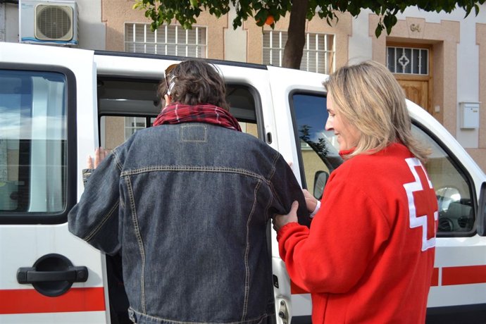 Una voluntaria de Cruz Roja atiende a un usuario