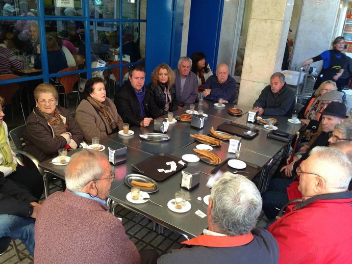 Espadas con vecinos de Alcosa