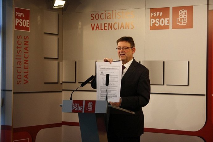 Ximo Puig muestra el anuncio en prensa de 2010 para denunciar a Carlos Fabra