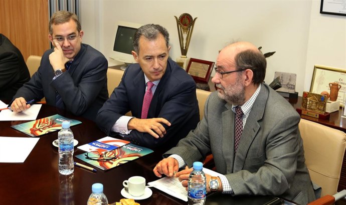 Enrique Ossorio con la Junta Directiva de La Única