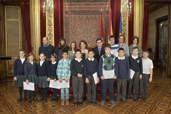 Barcina y el consejero Iribas con los alumnos premiados