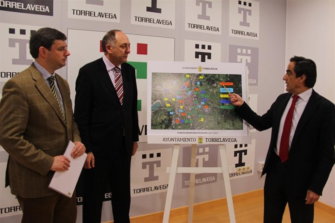 El alcalde con los concejales de Obras y Barrios