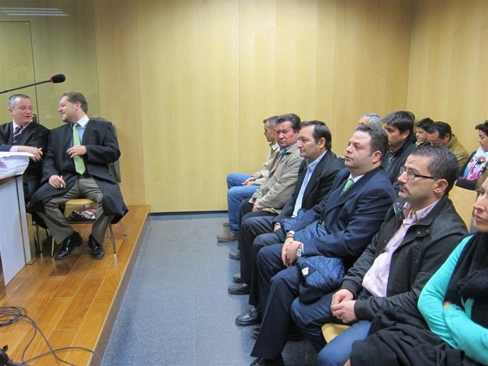 Trabalón (tercero por la izq) junto a exedil de Urbanismo Manuel Tijeras (dcha) 