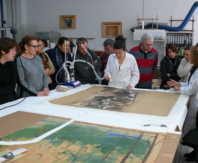 Los visitantes del Ivacor comprueban cómo se restauran los Sorolla.