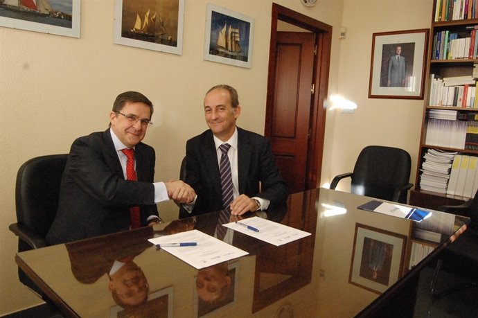 Rapún y Pérez Alcalá se dan la mano tras la firma