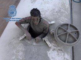 Inmigrante oculto en un camión cisterna