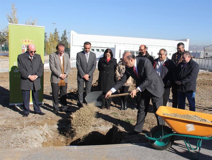 Sebastián Pérez en la primera piedra de campo de fútbol en Armilla