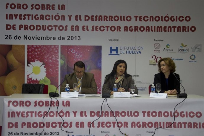 La diputada Esperanza Cortés presenta un nuevo centro de cultivos. 