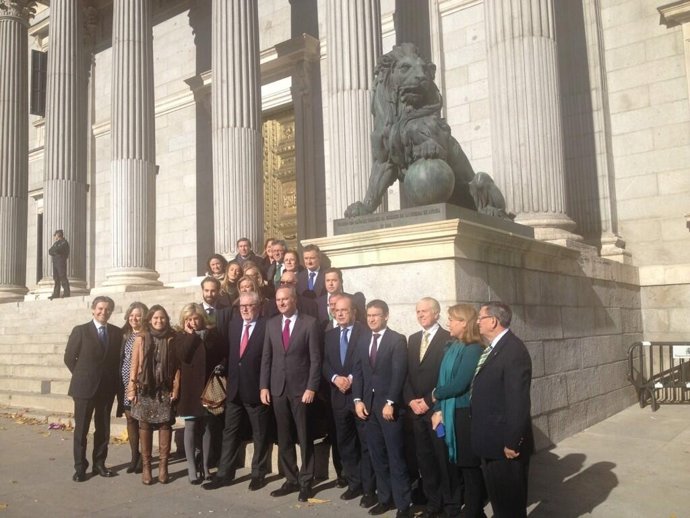 Alberto Fabra con los parlamentarios del PP
