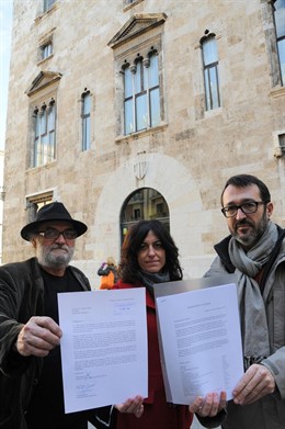 Entrega del escrito de Acció Cultural, Ca Revolta y Escola Valenciana sobre RTVV
