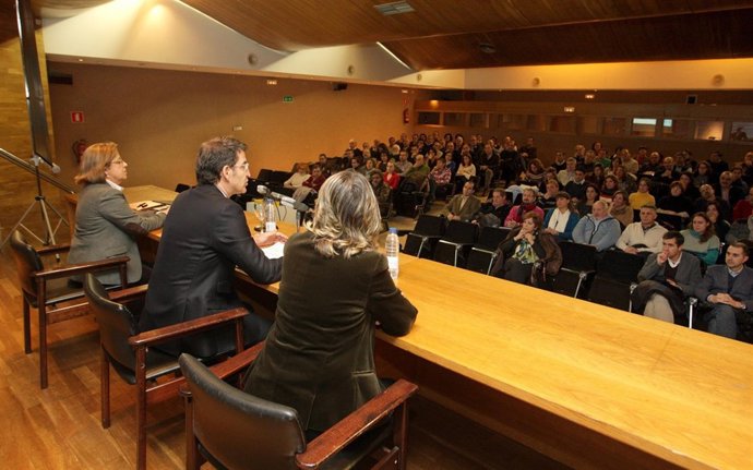 Feijóo mantiene un encuentro con profesionales de las oficinas agrarias