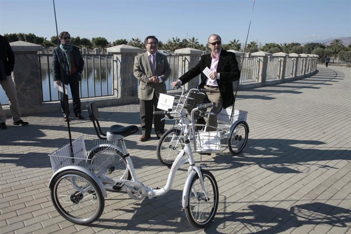 El alcalde hace uso de una de las bicicletas en el Parque del Andarax