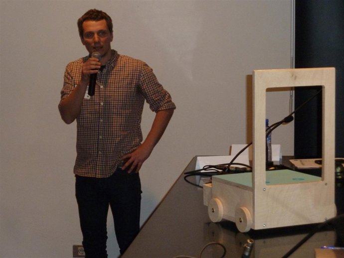 El creador de la 'Glücksstuhl, silla con suerte' presenta su proyecto en el MID