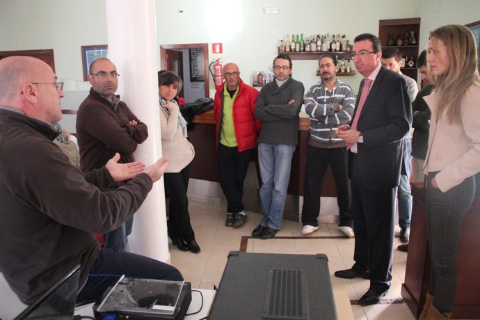 Manuel Andrés Glez, con la plantilla de la Escuela de Hostelería. 