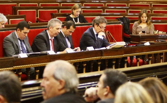 José Antonio de Santiago-Juárez, primero por la derecha., en el Senado