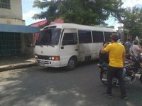 Capriles denuncia el intento de incendiar el autobús donde viajaba