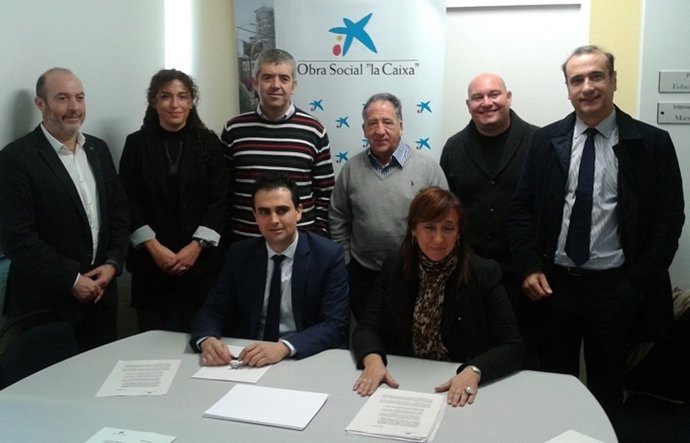 Representantes de la Caixa y de la Mancomunidad de Servicios Sociales