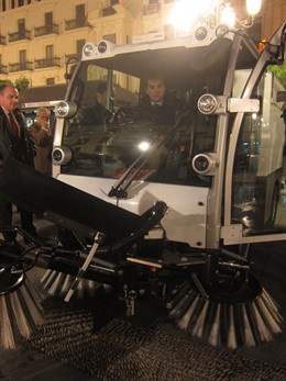 José Antonio Nieto montado en la maquina de limpieza