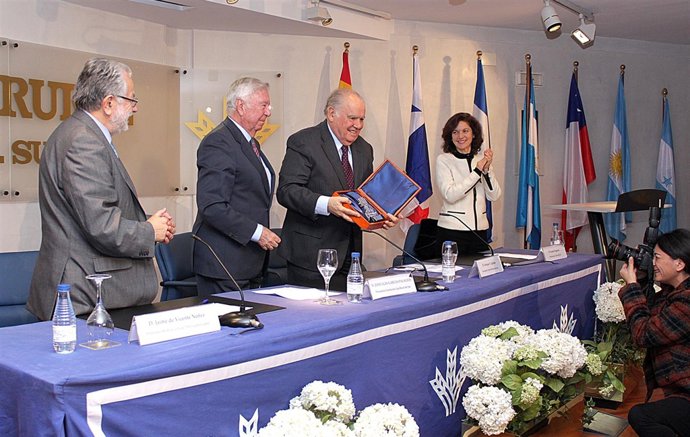 Entrega del premio de OCIb a Enrique Iglesias