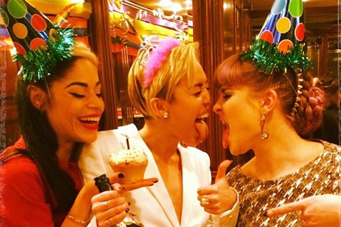 Miley Cyrus celebra sus 21 salvajes: streapers, imitaciones y mucho libertinaje