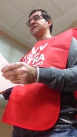 El representante de STEPV lee el comunicado contra el cierre de RTVV