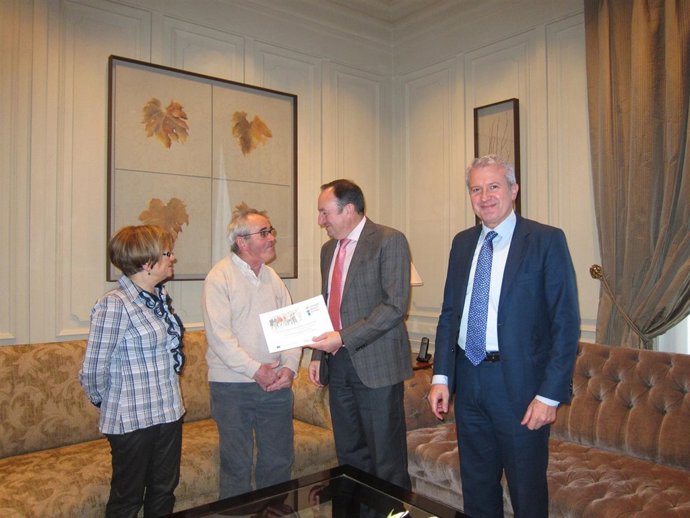 Sanz entrega premio 'Ciudadano Riojano Europeo' a Gregorio Santamaría