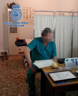 El falso médico en su consulta de la zona oeste de la capita