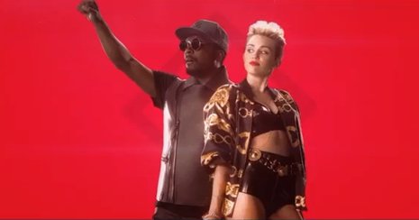 Miley Cyrus y Will.I.Am en el videoclip de 'Feeling Myself'