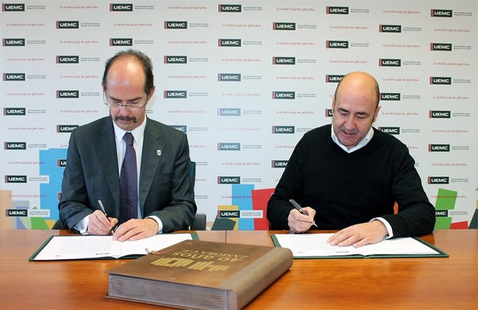 Momento de la firma entre los representantes de ambas instituciones.