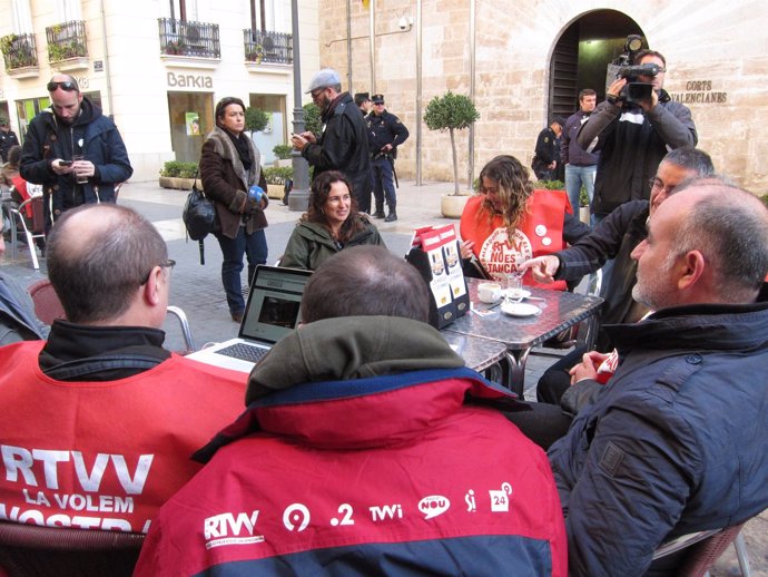 Trabajadores de RTVV siguen el pleno desde el exterior de las Corts