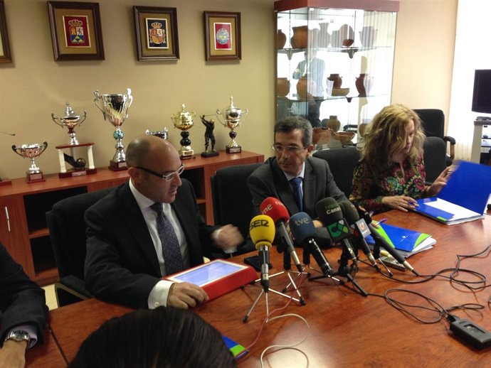 De izquierda a derecha: Mario Otero (Aena Canarias) y Jesús Fernández