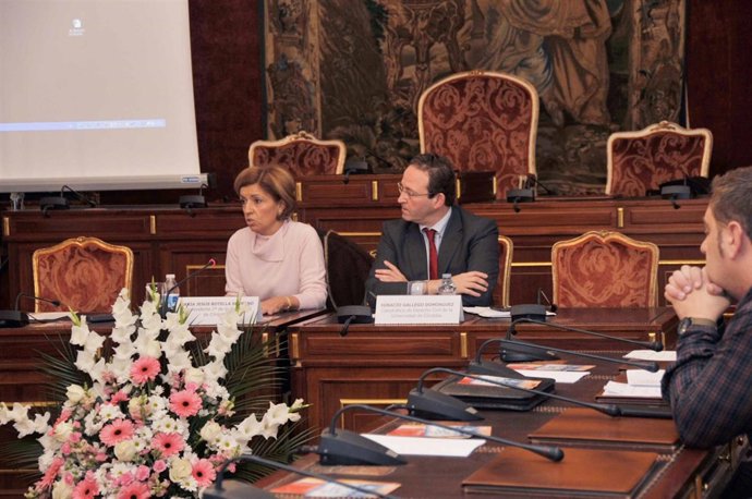 Botella (izda.) en el acto inaugural