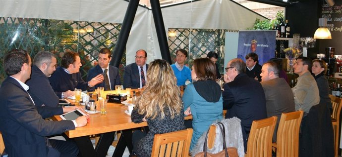 Imagen del encuentro entre en consejero de Educación con jóvenes empresarios