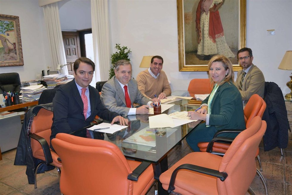 Fuentes (izda., centro) durante la firma