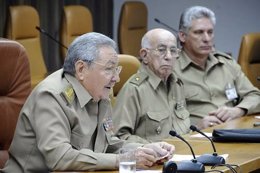 El presidente de Cuba, Raúl Castro, acompañado por la cúpula militar.