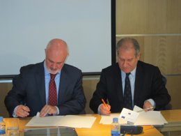 Guillermo Cánovas (Protégeles) y Simon Amselem (Disney) firman el acuerdo