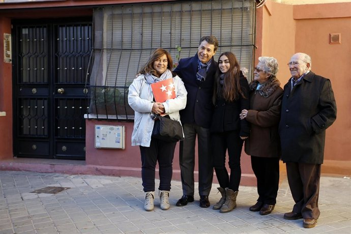 González con la familia beneficiaria