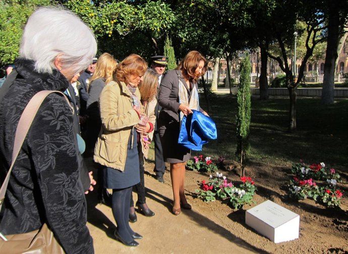 Crespo descubre una placa en homenaje a las víctimas de violencia de género