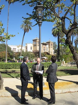 Farolas en la Plaza América