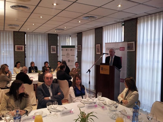 Bono en su intervención en el coloquio con empresarias de Huesca