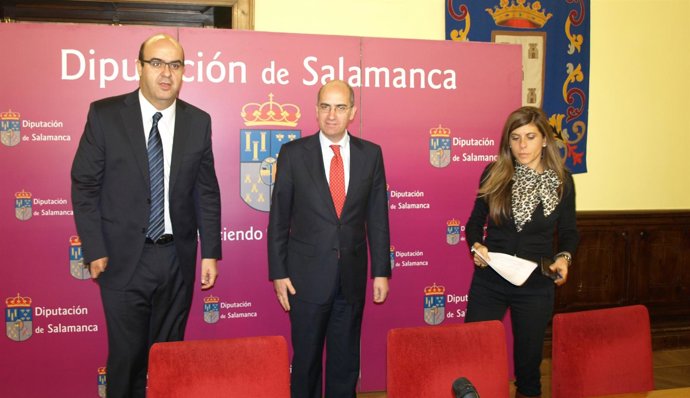 Participantes en la presentación del plan de empleo 2014 .     