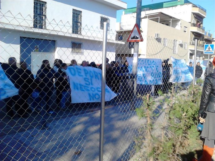 Protesta de los clubes de fútbol fuera de la sede de la asociación.