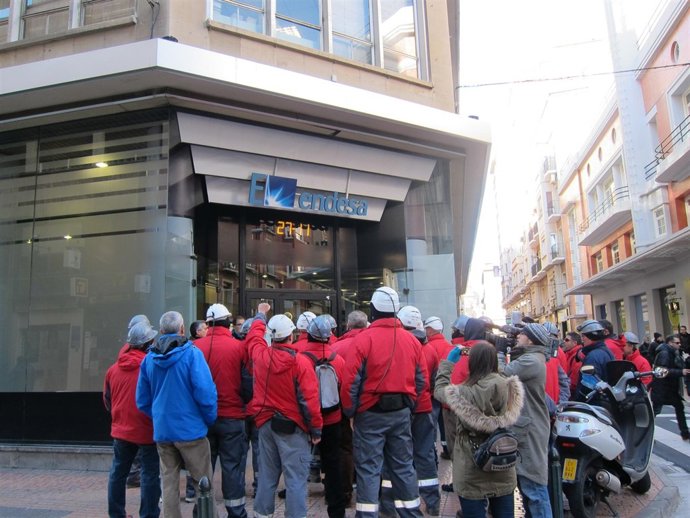 Mineros de Mequinenza frente a la sede de Endesa