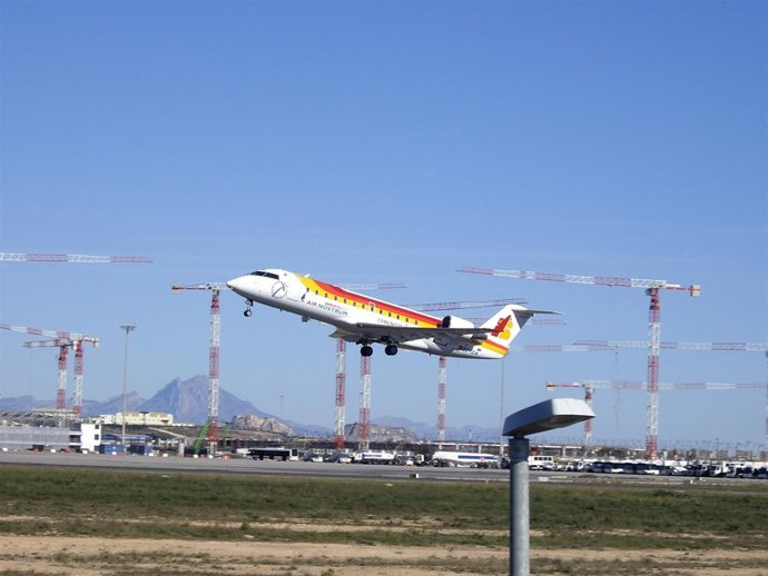 Avión En El Aeropuerto De El Altet