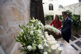 Ofrenda floral del pte. Artur Mas y su esposa Helena Rakosnik en India