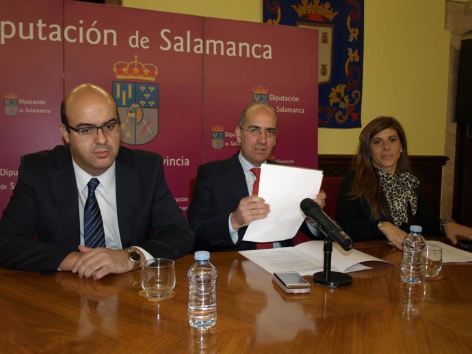Iglesias (C) junto a Carlos García y Chabela de la Torre  
