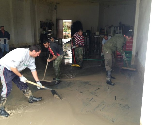 Tareas de limpieza en Badolatosa tras las inundaciones