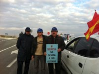 Simpatizantes de los etarras excarcelados y miembros de AVT esperan a la salida de la cárcel Murcia II