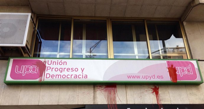 Rótulo manchado de rojo en la sede de UPyD en Alicante